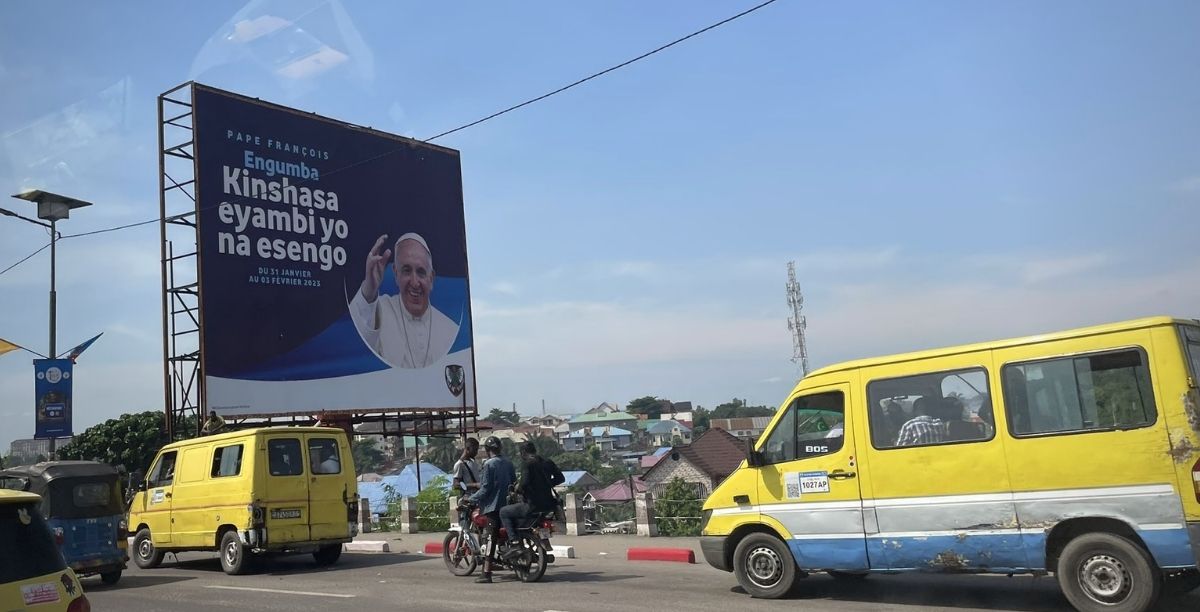 cartaz de boas vindas ao papa em kinshasa, congo, foto vatican media