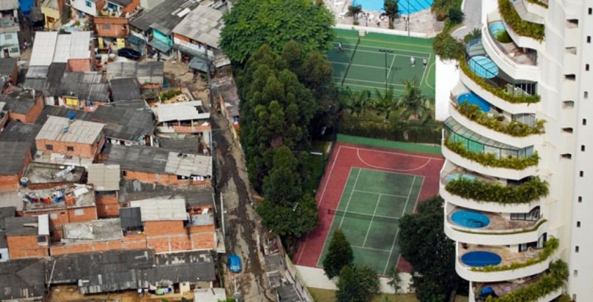 contraste entre a favela de Paraisópolis e o bairro de Morumbi em São Paulo, Brasil, foto tuca vieira OXFAM contraste entre a favela de Paraisópolis e o bairro de Morumbi em São Paulo, Brasil, foto tuca vieira OXFAM
