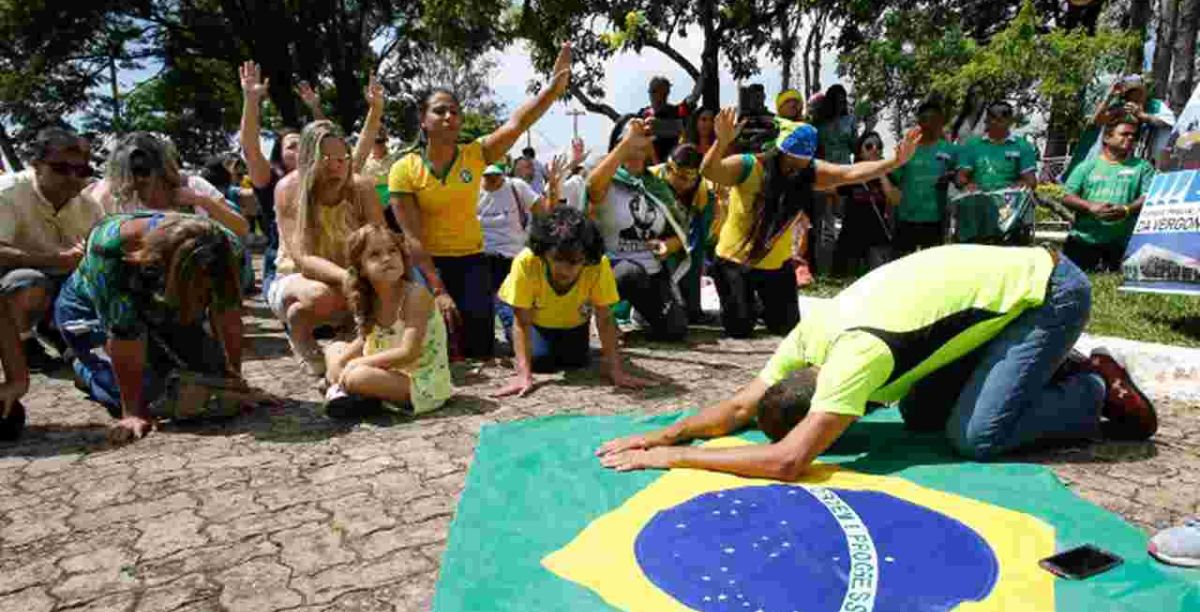 muitos dos manifestantes no brasil eram evangelicos, foto reproduzia no site o fuxico gospel muitos dos manifestantes no brasil eram evangelicos, foto reproduzia no site o fuxico gospel