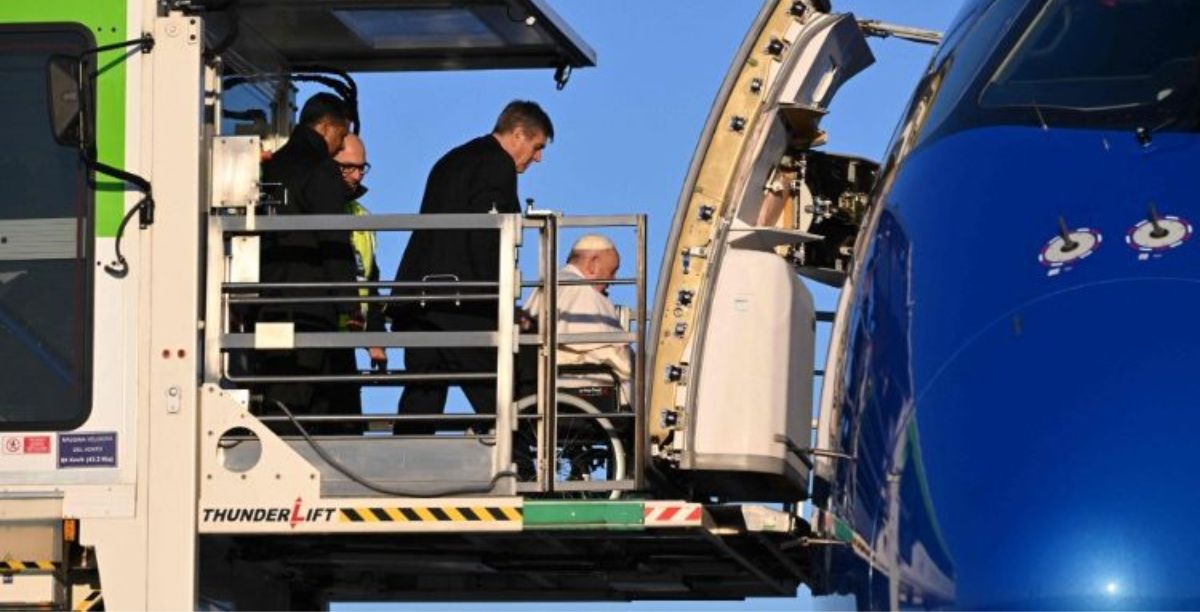 _papa entra no aviao a caminho de kinshasa, congo, foto vatican media papa entra no aviao a caminho de kinshasa, congo, foto vatican media
