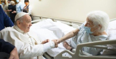 Papa alerta: depois de uma pandemia, "não é suficiente prestar honras aos heróis" papa francisco em visita a doentes, foto Vatican Media
