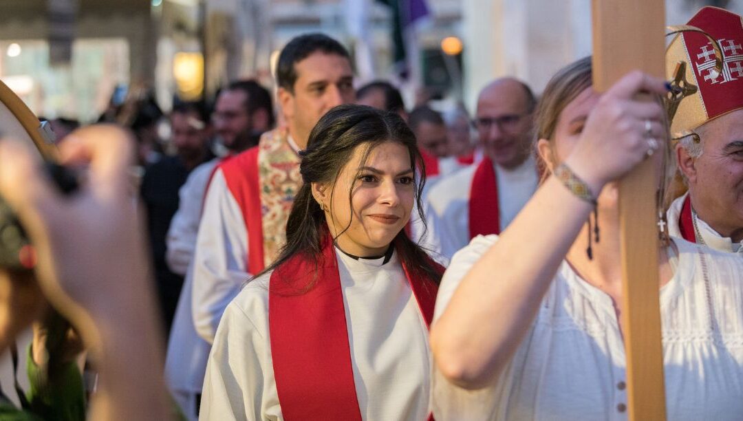 Uma palestiniana é a primeira mulher ordenada na Terra Santa