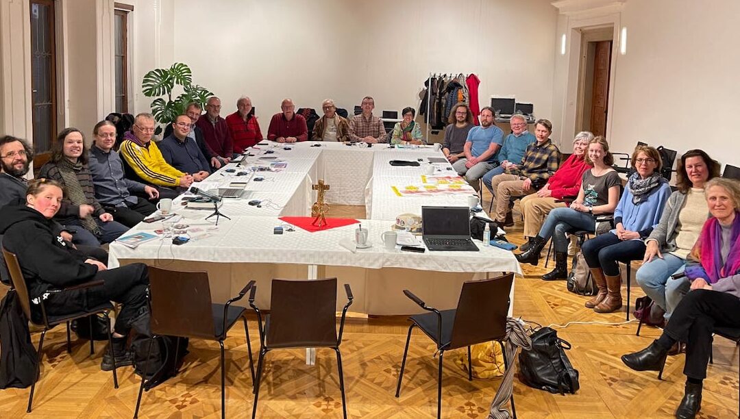 Católicos LGBT conversam com participantes da assembleia europeia do Sínodo