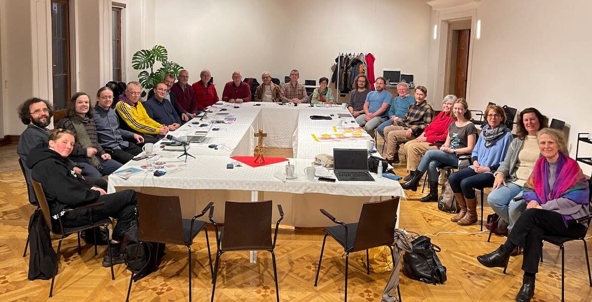 Católicos LGBT conversam com participantes da assembleia europeia do Sínodo em Praga. Foto: Direitos reservados.