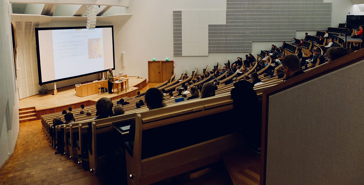 Uma aula de universidde em anfiteatro. Foto © Dom Fou | Unsplash