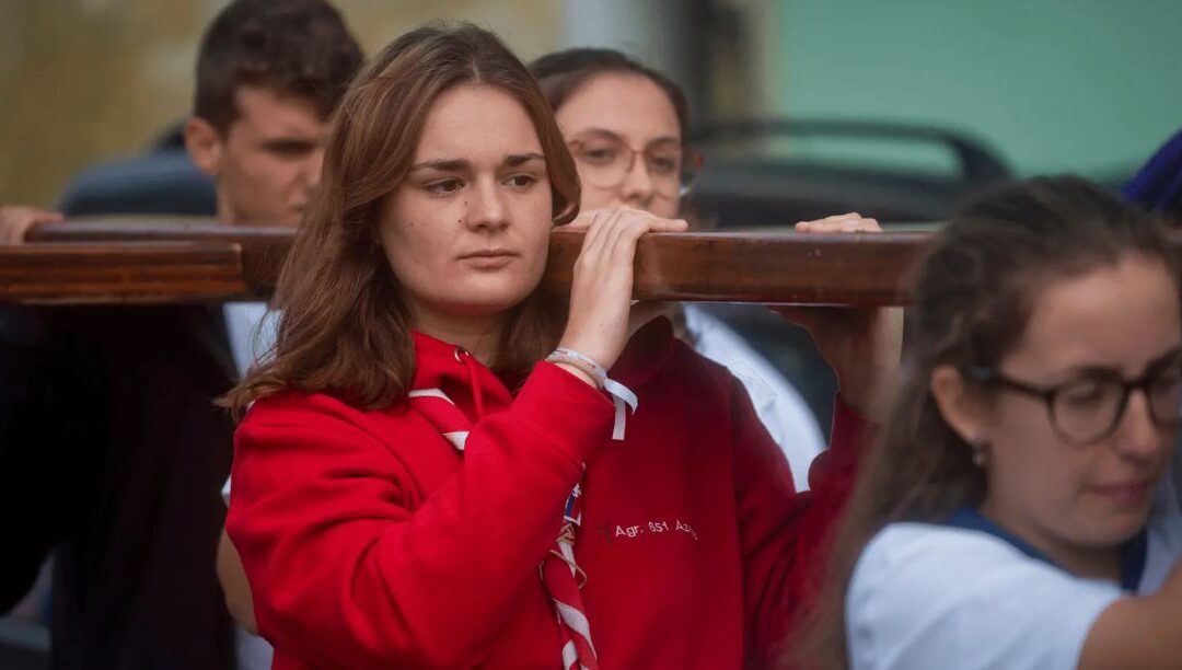 Jovens desafiados a participar na via-sacra, de norte a sul do país