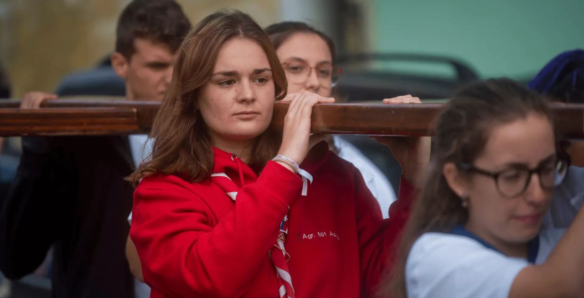 jovens levando a cruz da JMJ, foto JMJ Lisboa 2023