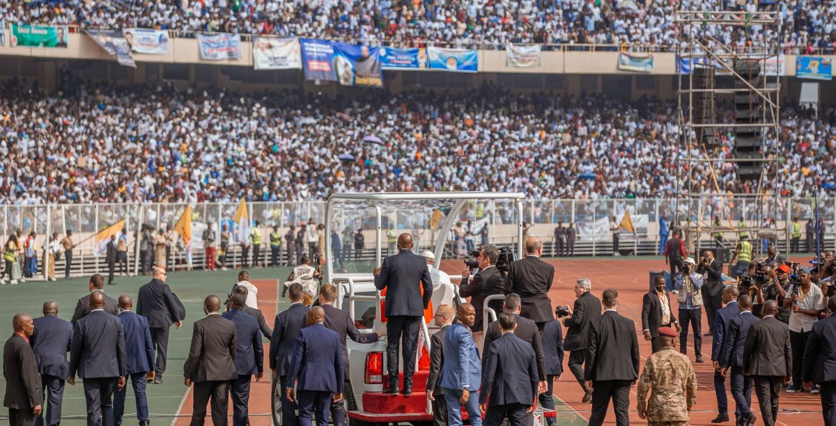 papa francisco em encontro com jovens no estadio dos martires em kinshasa congo, foto twitter papeenrdc