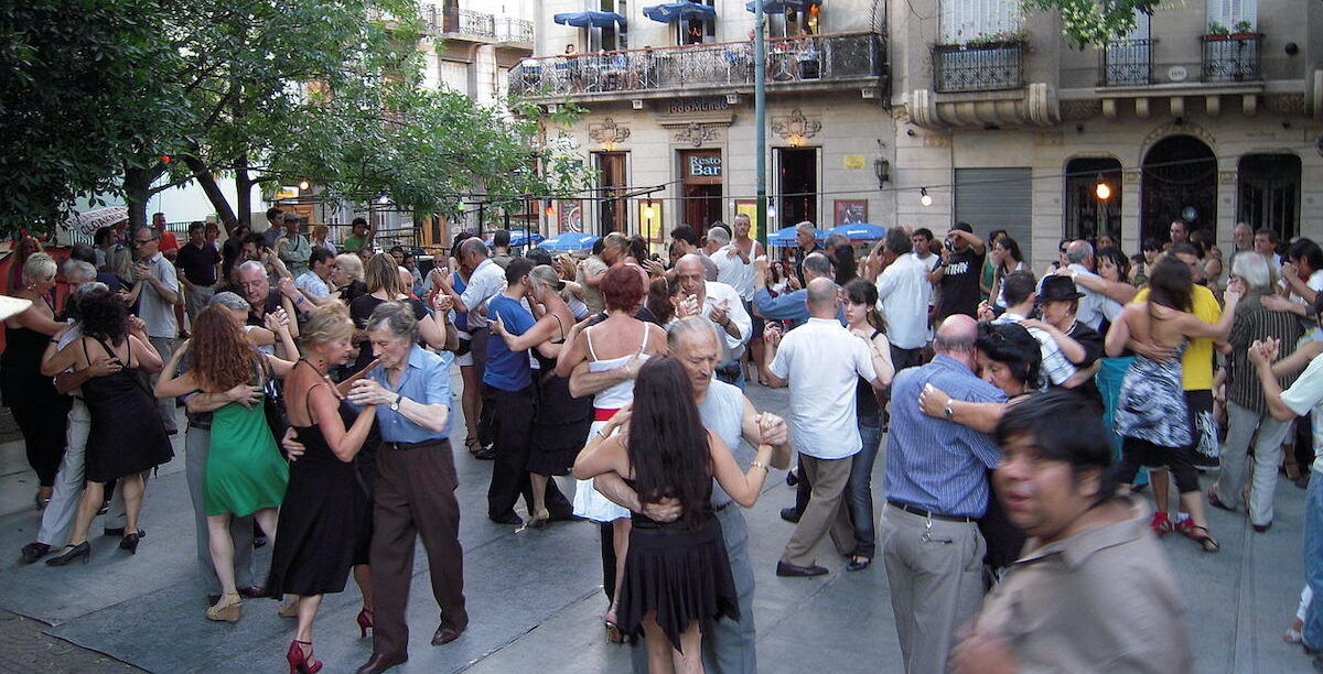Casais a dançarem tango na Plaza Dorrego, no bairro de San Telmo, em Buenos Aires (Argentina). Helge Høifødt, CC BY-SA 3.0 , via Wikimedia Commons.
