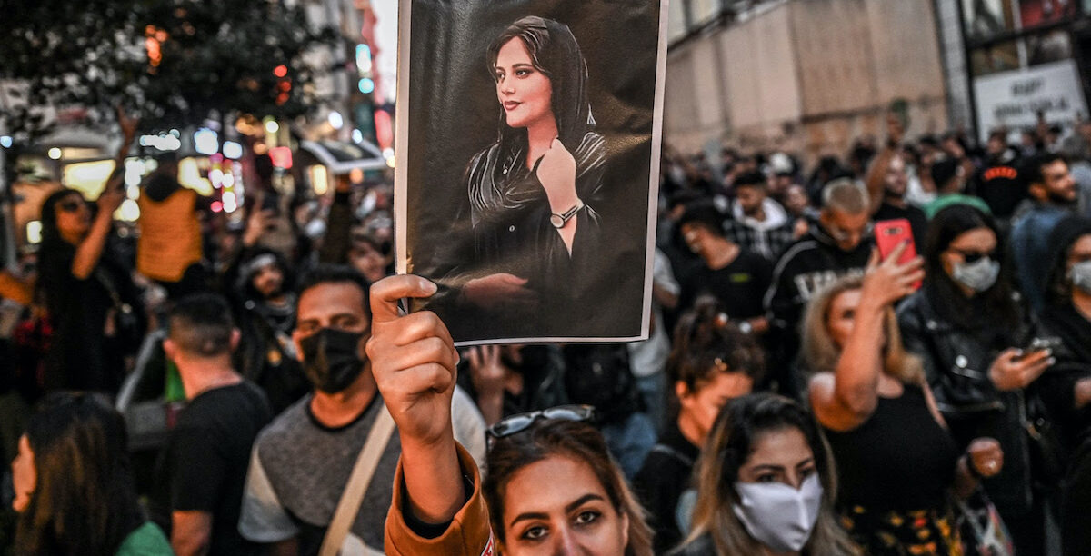 Masha Amini protestos foto AI A morte de Masha Amini às mãos da polícia iraniana espoletou uma gigante onda de contestação e revolta contra o regime iraniano, no país e também pelo mundo. Foto © Amnistia Internacional.