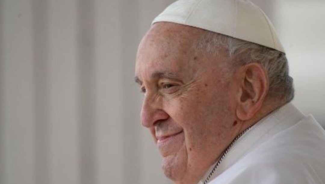 Papa Francisco leva migrantes na agenda