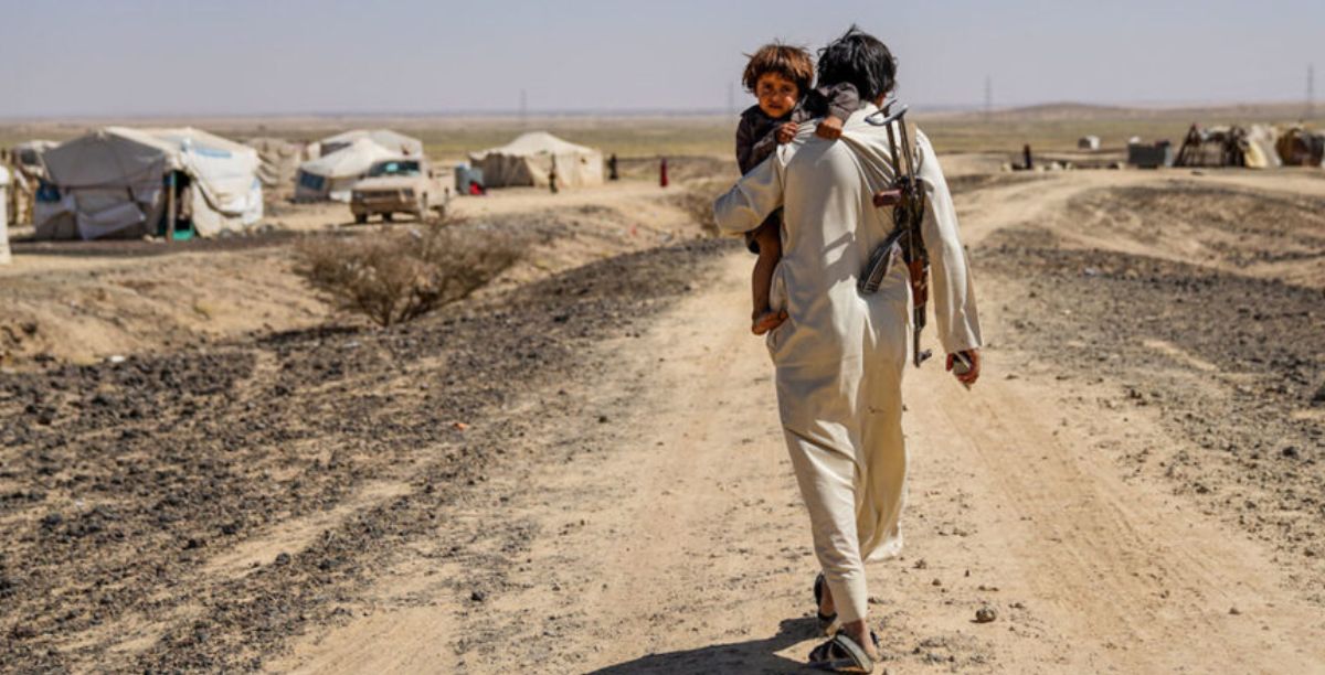 Um homem, que fugiu da sua aldeia, vive agora num acampamento nos arredores de Marib, no Iémen. Foto © UNOCHAGiles Clark