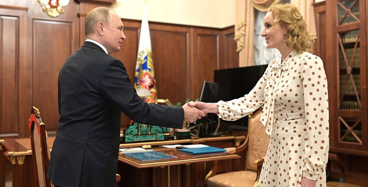 Vladimir Putin com Maria Lvova-Belova em reunião, 9 março 2022, foto kremlin.ru