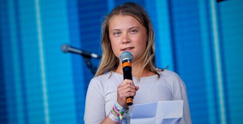 Greta Thunberg será doutora Honoris Causa em Teologia por defender a casa comum greta thunberg discursa em Glastonbury, 25 junho 2022, foto Raph_PH via Wikimedia Commons