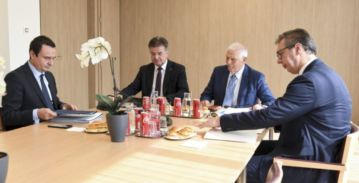 reuniao Josep Borrell com o Presidente sérvio, Aleksandar Vucic, e o primeiro-ministro do Kosovo, Albin Kurti, foto UE