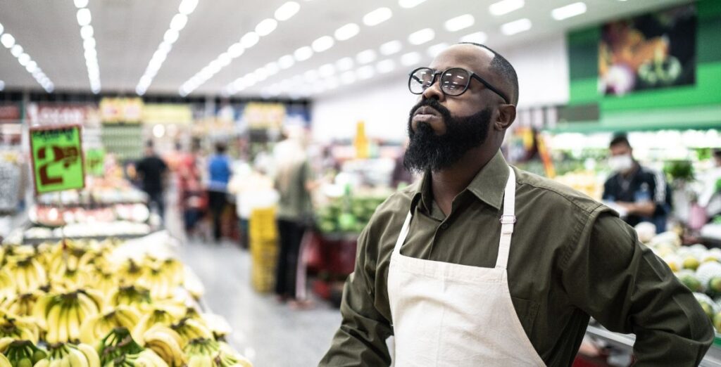 trabalhador no supermercado, foto FG Trade