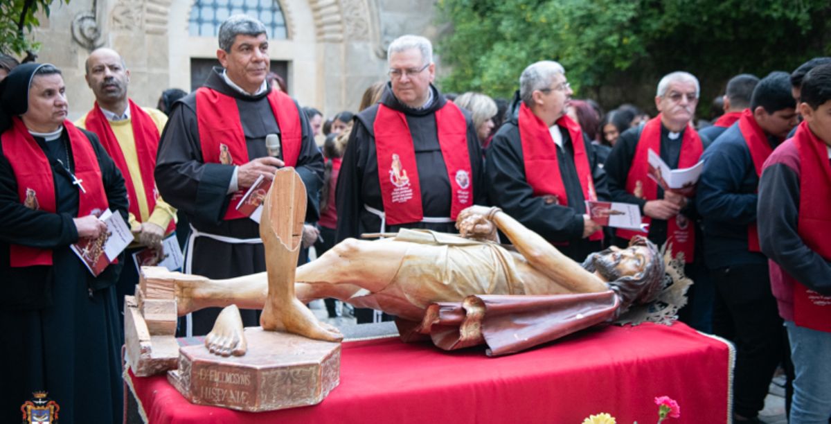 padre Francesco Patton, custódio da Terra Santa, durante via sacra realizada em jerusalem a 24 março 2023, observa estátua de cristo vandalizada Foto Custódia da Terra Santa padre Francesco Patton, custódio da Terra Santa, durante via sacra realizada em jerusalem a 24 março 2023, observa estátua de cristo vandalizada Foto Custódia da Terra Santa