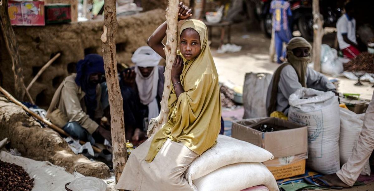 © FAOLuis Tato Menina num mercado em Tanout, Níger, Sahel central © FAOLuis Tato Menina num mercado em Tanout, Níger, Sahel central