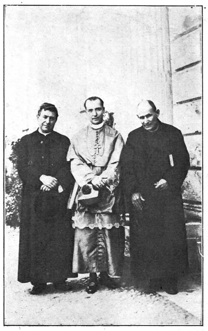Padre Cruz (à dir.) na ordenação episcopal do futuro cardeal Cerejeira (ao centro) e com o padre Crawley (esq.). Foto: Direitos reservados.