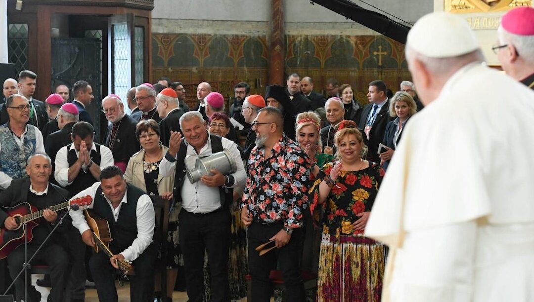 Com refugiados, Francisco pede sociedade “mais justa e fraterna”