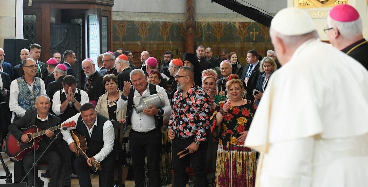 Ciganos em celebração com Papa Vatican Media Ciganos em celebração com Papa, na Igreja de Santa Isabel da Hungria, em Budapeste. Foto © Vatican Media