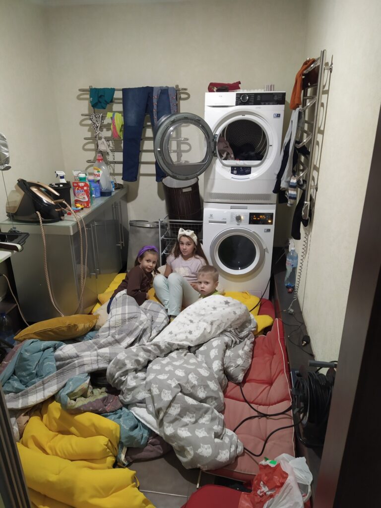 Filhos de Iryna passaram a dormir na cave, com medo dos bombardeamentos Fot Direitos reservados