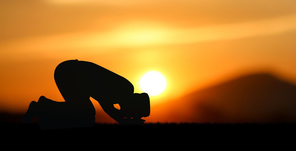 Homem muçulmano rezando a Alá, ao por do sol. Foto © Saiyood Homem muçulmano rezando a Alá, ao por do sol. Foto © Saiyood