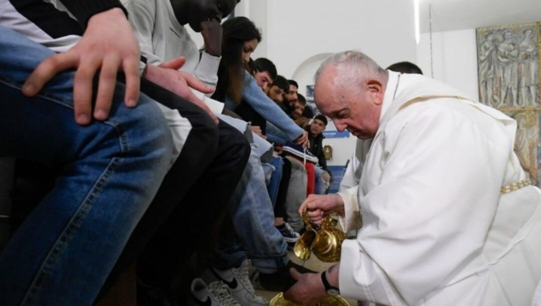 “Na Igreja, somos todos servos e servas”, lembra o Papa