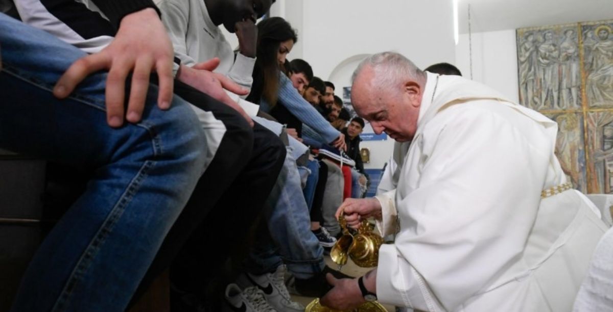 O Papa Francisco lava os pes aos jovens reclusos no Casal de Marmo, 6 abril 2023, foto Vatican Media O Papa Francisco lava os pes aos jovens reclusos no Casal de Marmo, 6 abril 2023, foto Vatican Media