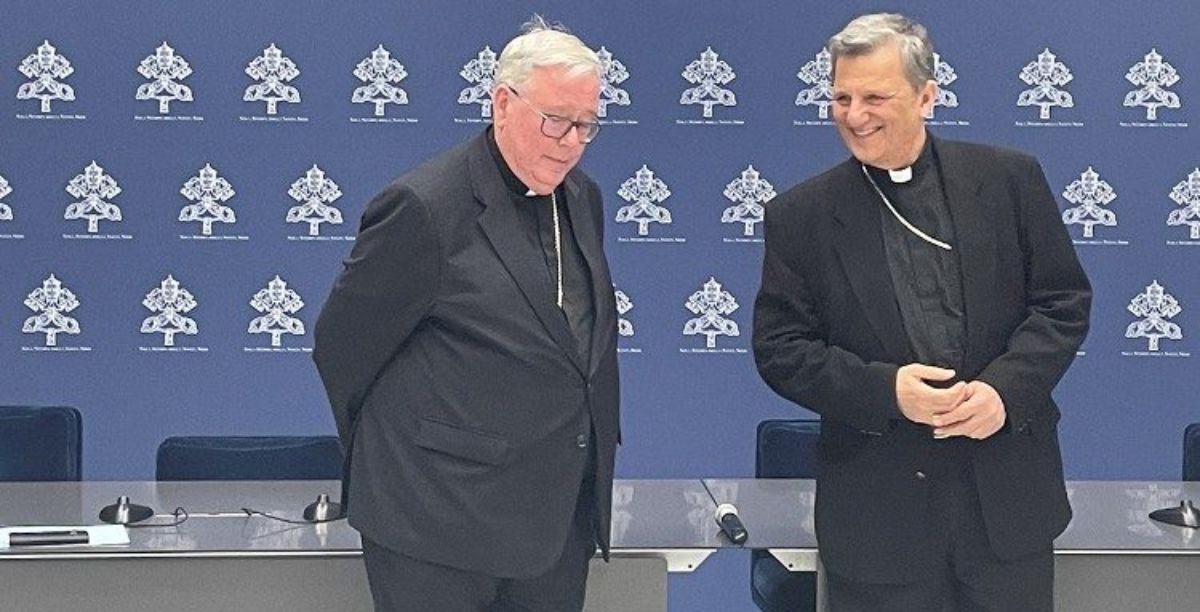 Os cardeais Jean-Claude Hollerich e Mario Grech na Sala de Imprensa Vaticana para apresentar as novidades do Síndodo, 26 de abril de 2023. Foto © Vatican Media Os cardeais Jean-Claude Hollerich e Mario Grech na Sala de Imprensa Vaticana para apresentar as novidades do Síndodo, 26 de abril de 2023. Foto © Vatican Media