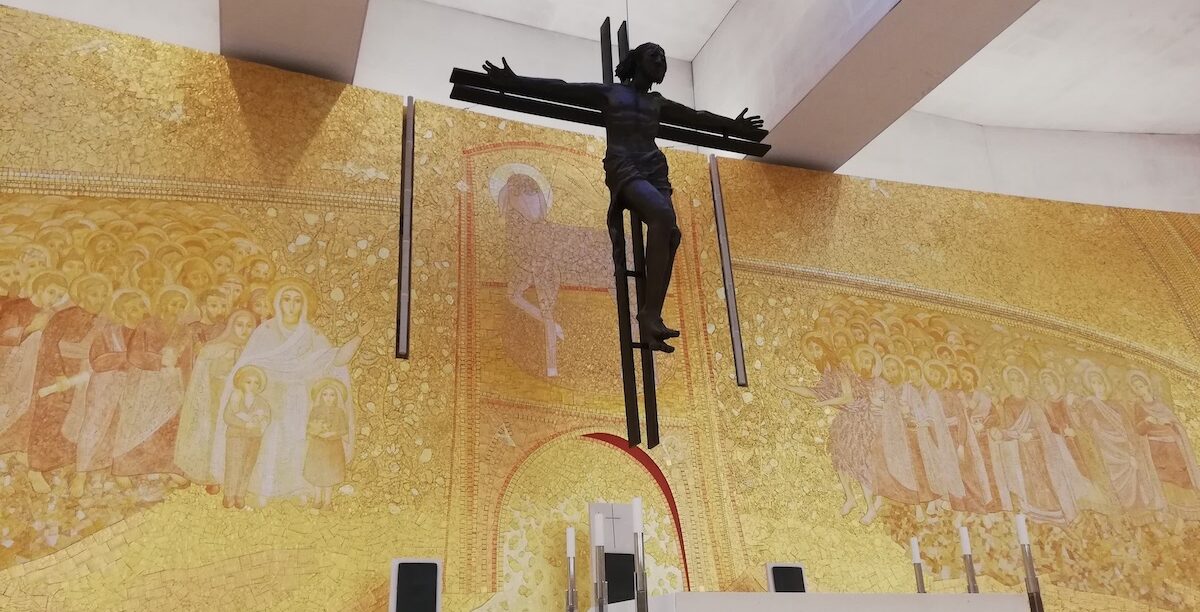 Marko Ivan Rupnik, Arte, Cordeiro, Crucifixo, Fátima, Basílica da Santíssima Trindade