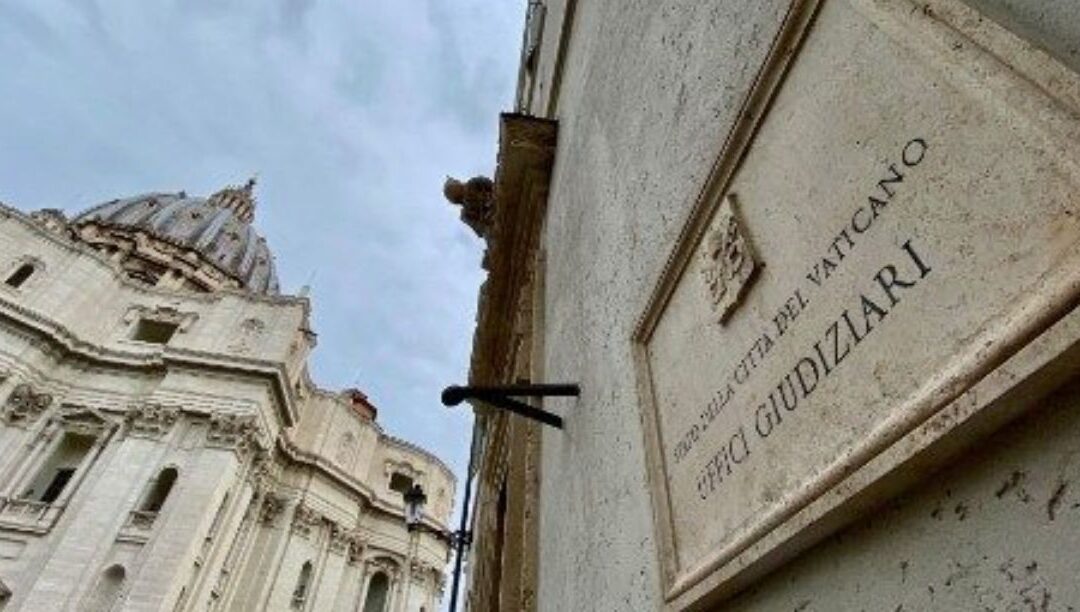 Tribunal do Vaticano condena padre a prisão por abusar de colega no pré-seminário