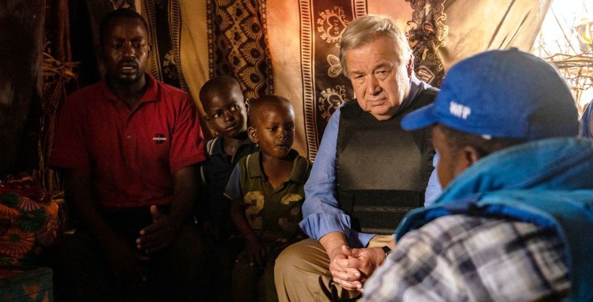 UN PhotoSourav Sarker Secretário-geral António Guterres encontra uma família de deslocados internos em um acampamento em Baidoa, no sudoeste da Somália UN PhotoSourav Sarker Secretário-geral António Guterres encontra uma família de deslocados internos em um acampamento em Baidoa, no sudoeste da Somália