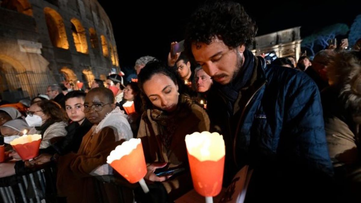 Via-Sacra lembrou refugiados, com o Papa à distância, por recomendação médica. Foto © Vatican Media.