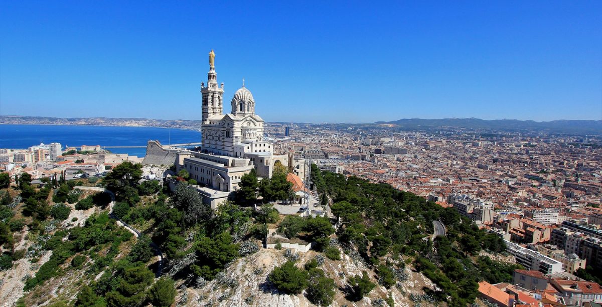 Vista aérea sobre Marselha, com a basílica de Notre-Dame de la Garde ao centro. Foto © Basilique Notre Dame de la Garde Vista aérea sobre Marselha, com a basílica de Notre-Dame de la Garde ao centro. Foto © Basilique Notre Dame de la Garde