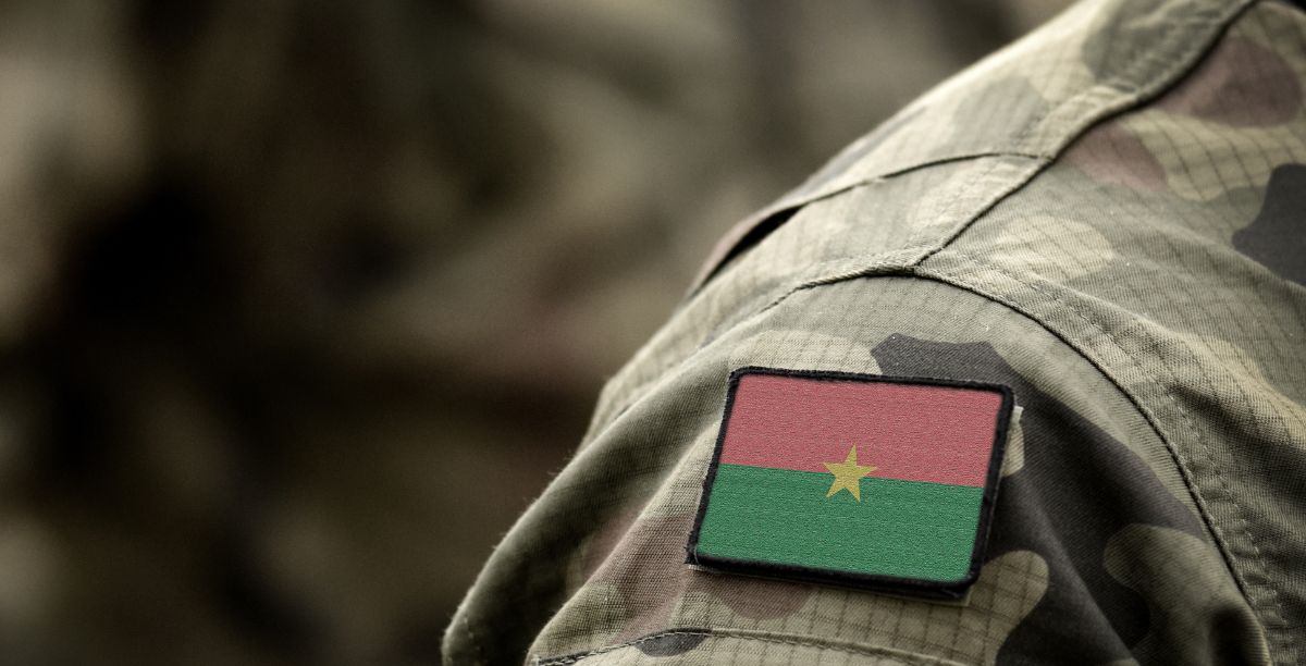 bandeira do Burkina Faso em uniforme militar, foto Bumblee-Dee