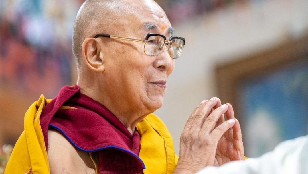 Dalai Lama beijou criança na boca e pediu que lhe chupasse a língua