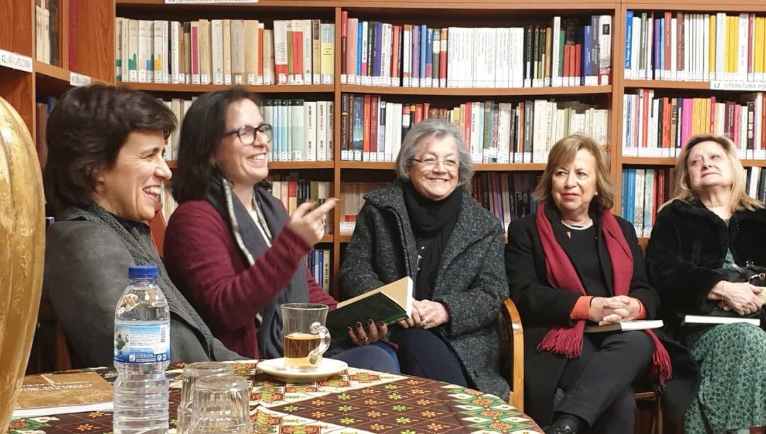 Três escritoras à conversa na biblioteca da paróquia