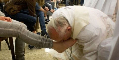papa francisco durante o rito do lava-pés, na prisão juvenil de Casal del Marmo, em 2013, foto Vatican Media