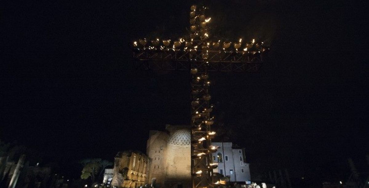 via sacra no coliseu de roma, foto vatican media
