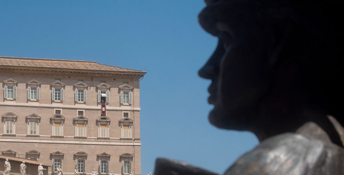 O Papa Francisco na sua oração dominical com os peregrinos na Praça de S. Pedro. Foto © Ricardo Perna