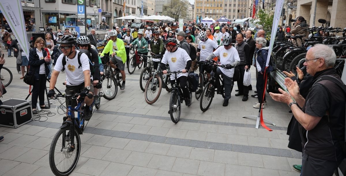 Grupo de vítimas de abusos parte em pereginação em bicicleta, de Munique até Roma, a 6 de maio de 2023. Foto . Foto © Arquidiocese de Munique e Freising.