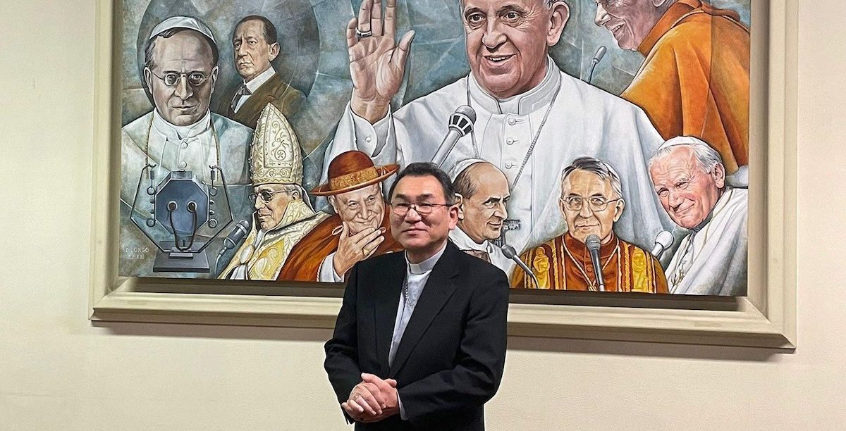 O arcebispo Kikuchi na Sala Marconi da sede da Rádio Vaticana. Foto © Vatican Media