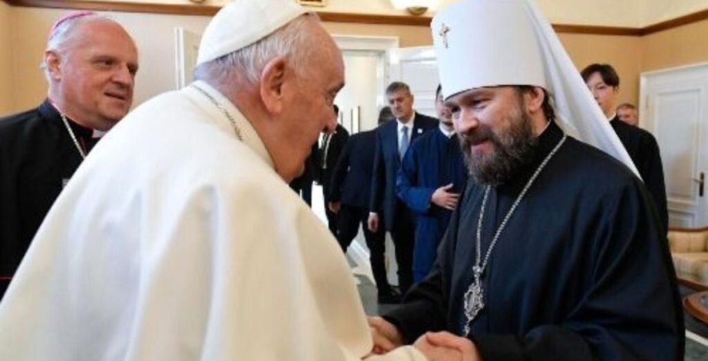 O Papa Francisco encontra-se com o metropolita Hilarion, em Budapeste, a 29 de abril de 2023. Foto © Vatican Media.