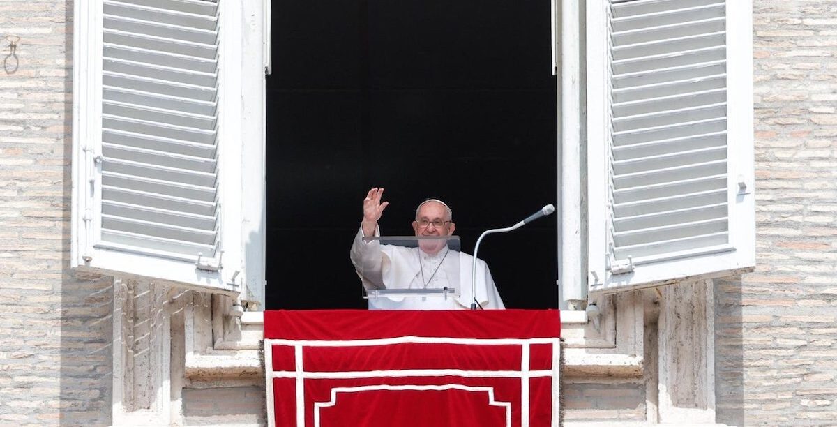Papa falou desde a janela do apartamento pontifício, após a recitação da oração do Regina Coeli. Foto © Vatican Media, via Agência Ecclesia.