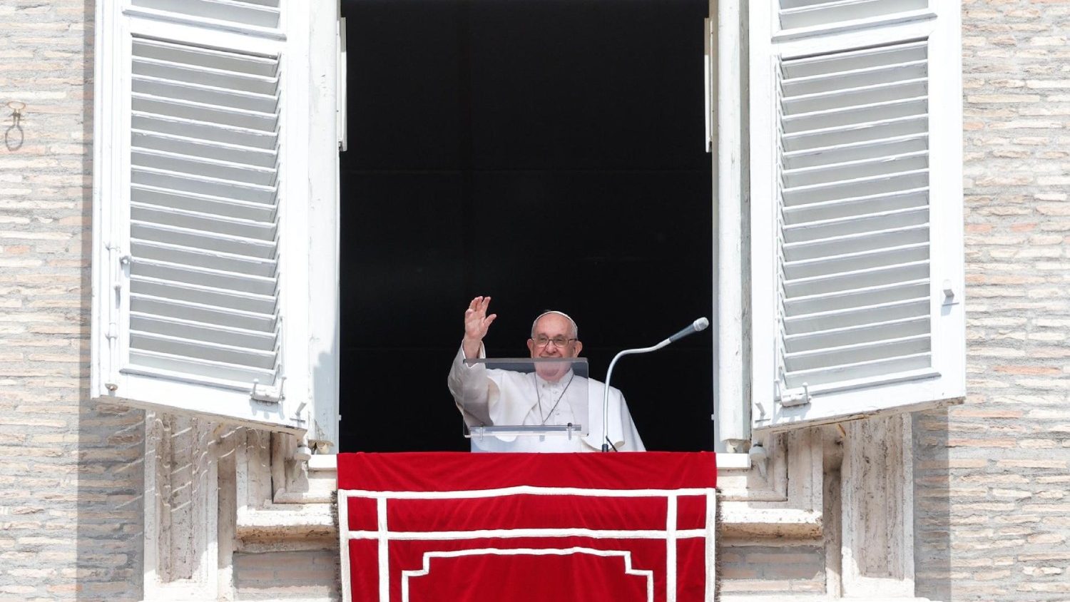 Papa falou desde a janela do apartamento pontifício, após a recitação da oração do Regina Coeli. Foto © Vatican Media, via Agência Ecclesia.