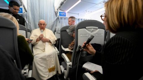 Papa “disposto a fazer o que for preciso” pela paz na Ucrânia Papa no voo de regresso de Budapeste. Foto Vatican Media