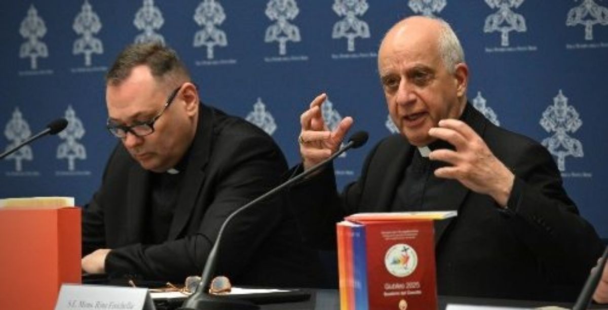 Rino Fisichella, e pelo subsecretário, dom Graham Bell Rino Fisichella, e pelo subsecretário, dom Graham Bell