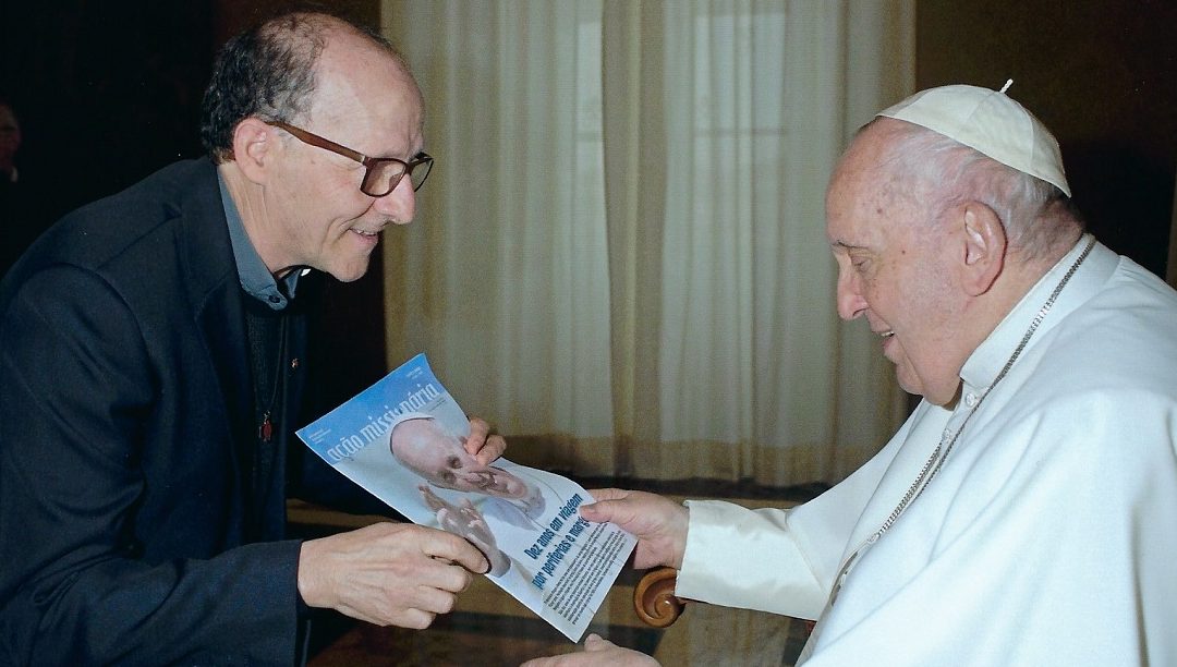 Papa Francisco e Espiritanos abraçados