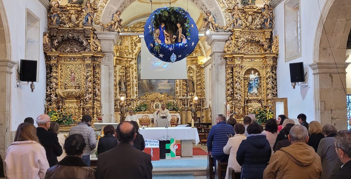 O globo foi a “gruta” que acolheu a cena da Natividade; depois, o globo foi colocado no centro da igreja. O presépio no centro do mundo. Foto retirada do Facebook da Paróquia de S. Pedro de Valongo do Vouga (Águeda).